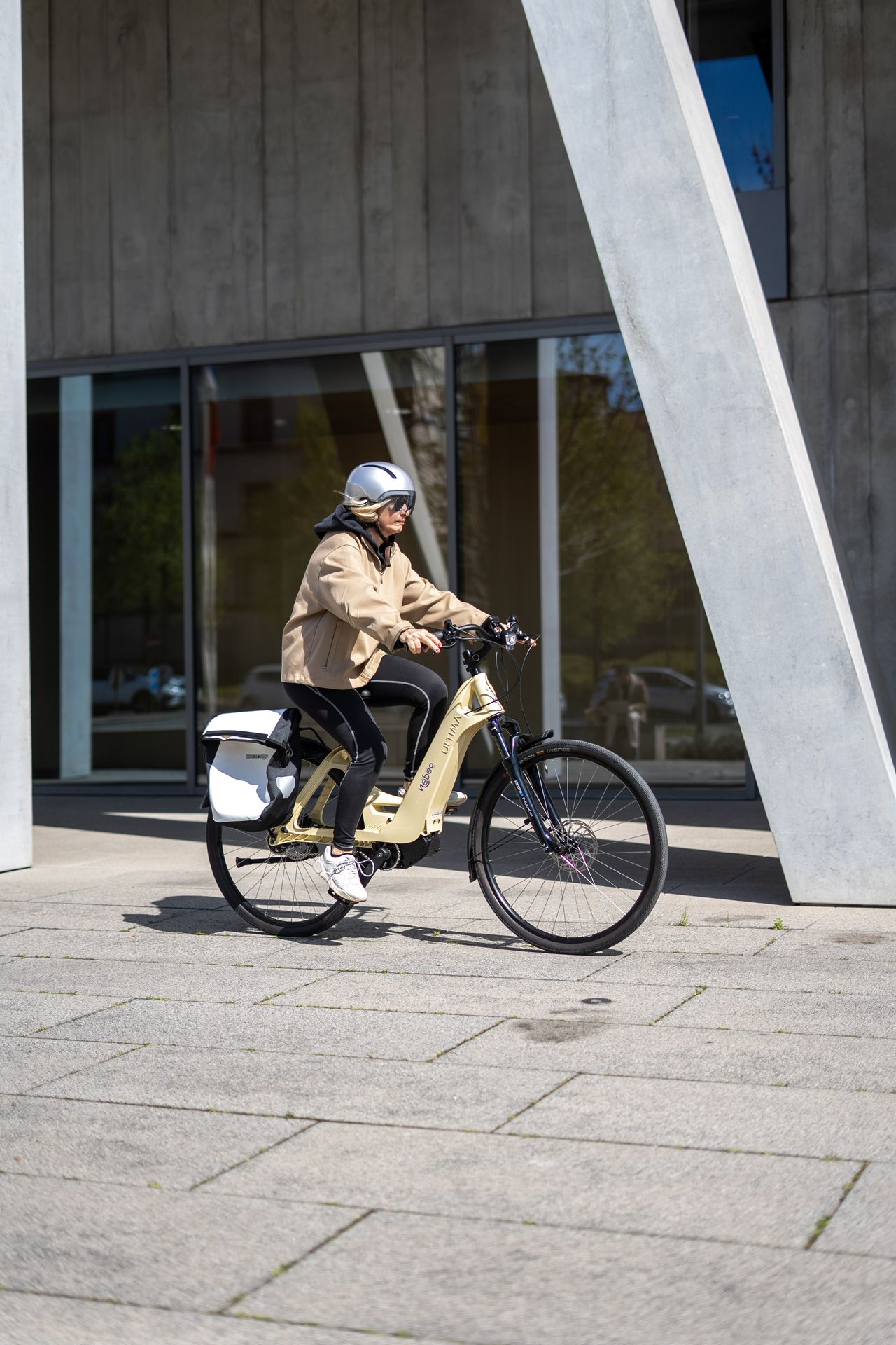 Cycliste à vélo électrique Nébéo
