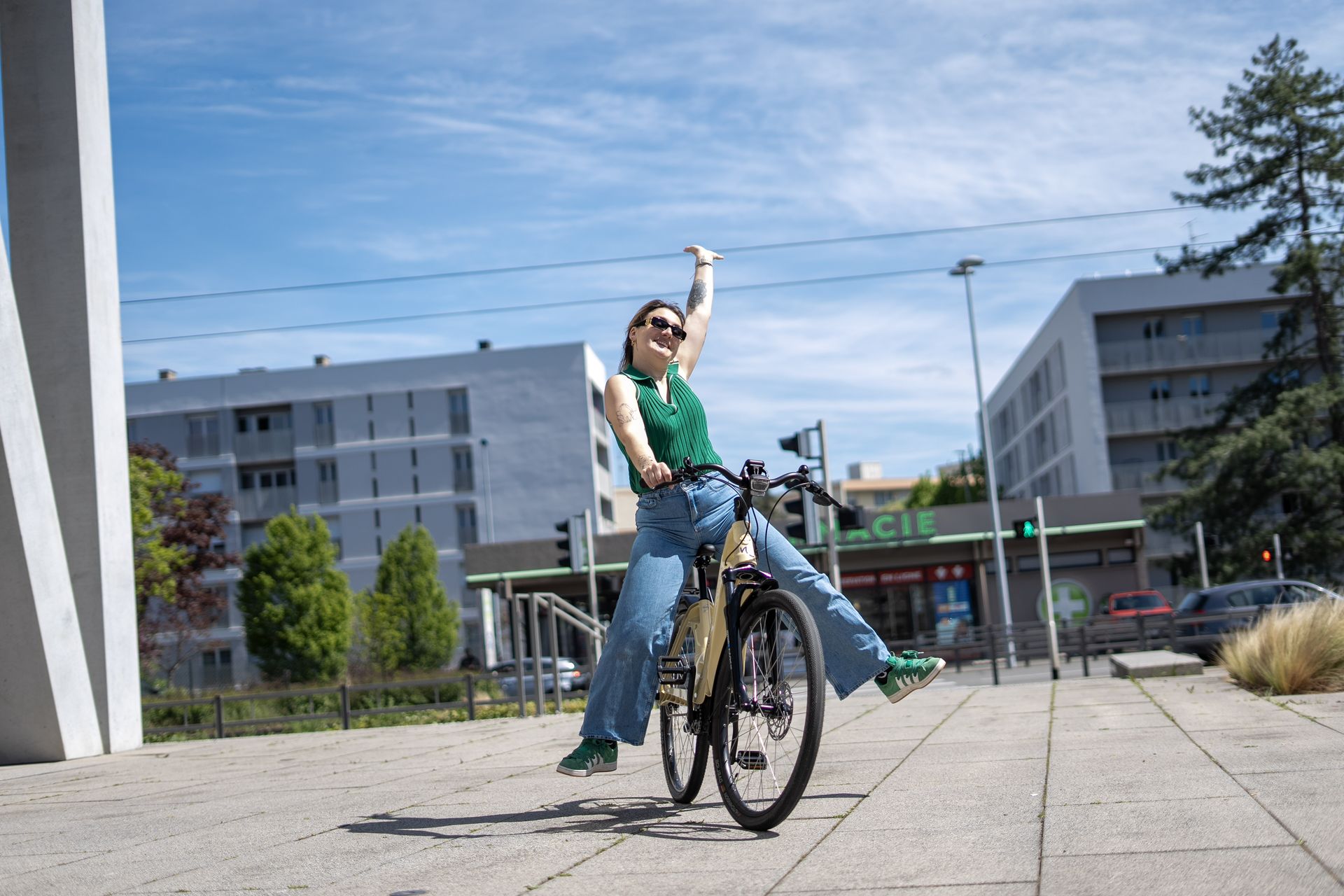 Femme heureuse à vélo électrique